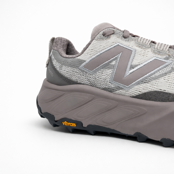Tênis New Balance Fresh Foam x Hierro V9 Bege Claro / Cinza