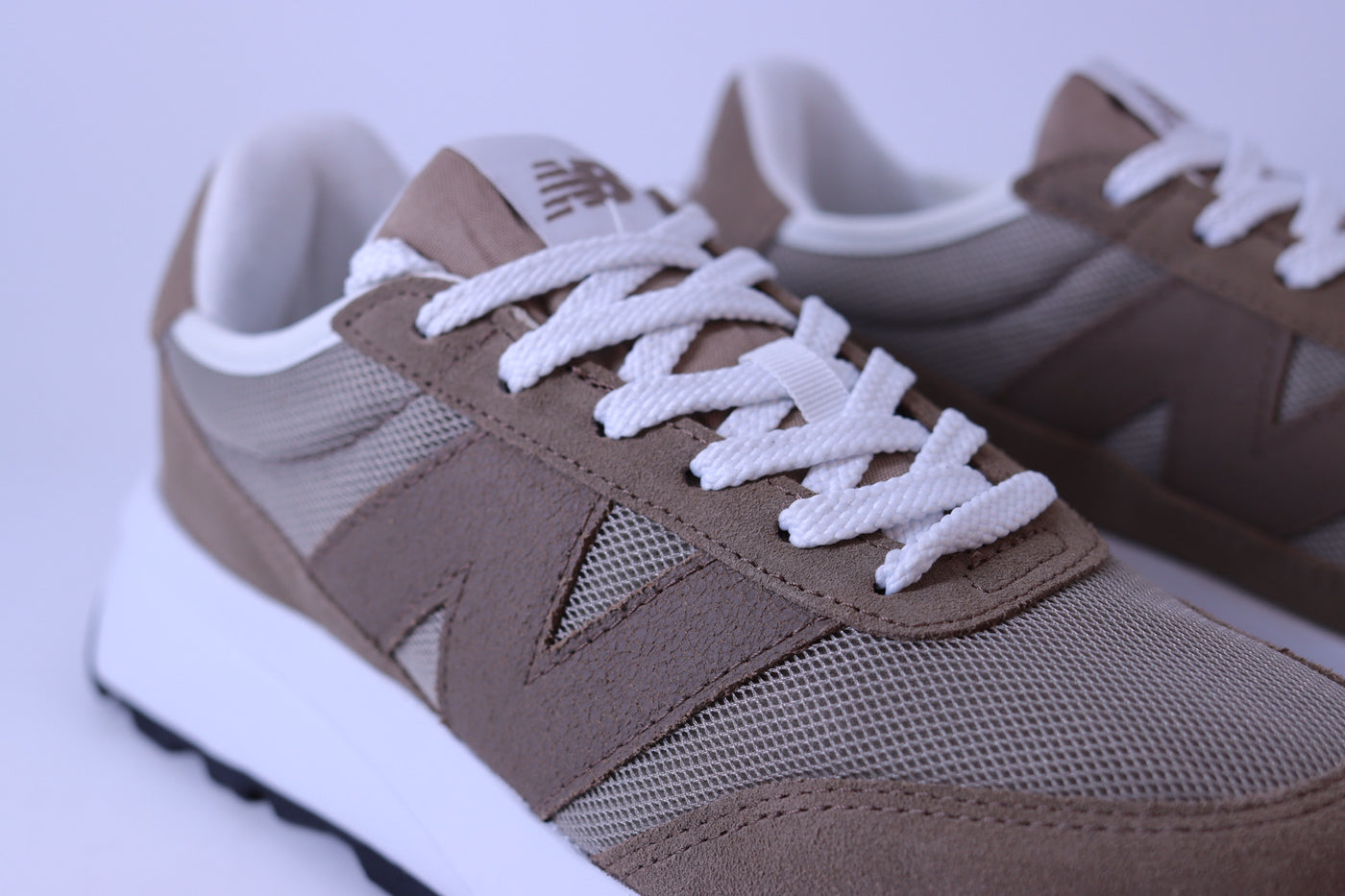 Tênis Feminino New Balance 370v1 Marrom / Taupe
