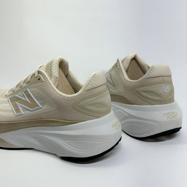 Tênis New Balance Fresh Foam x More V6 Bege Dourado