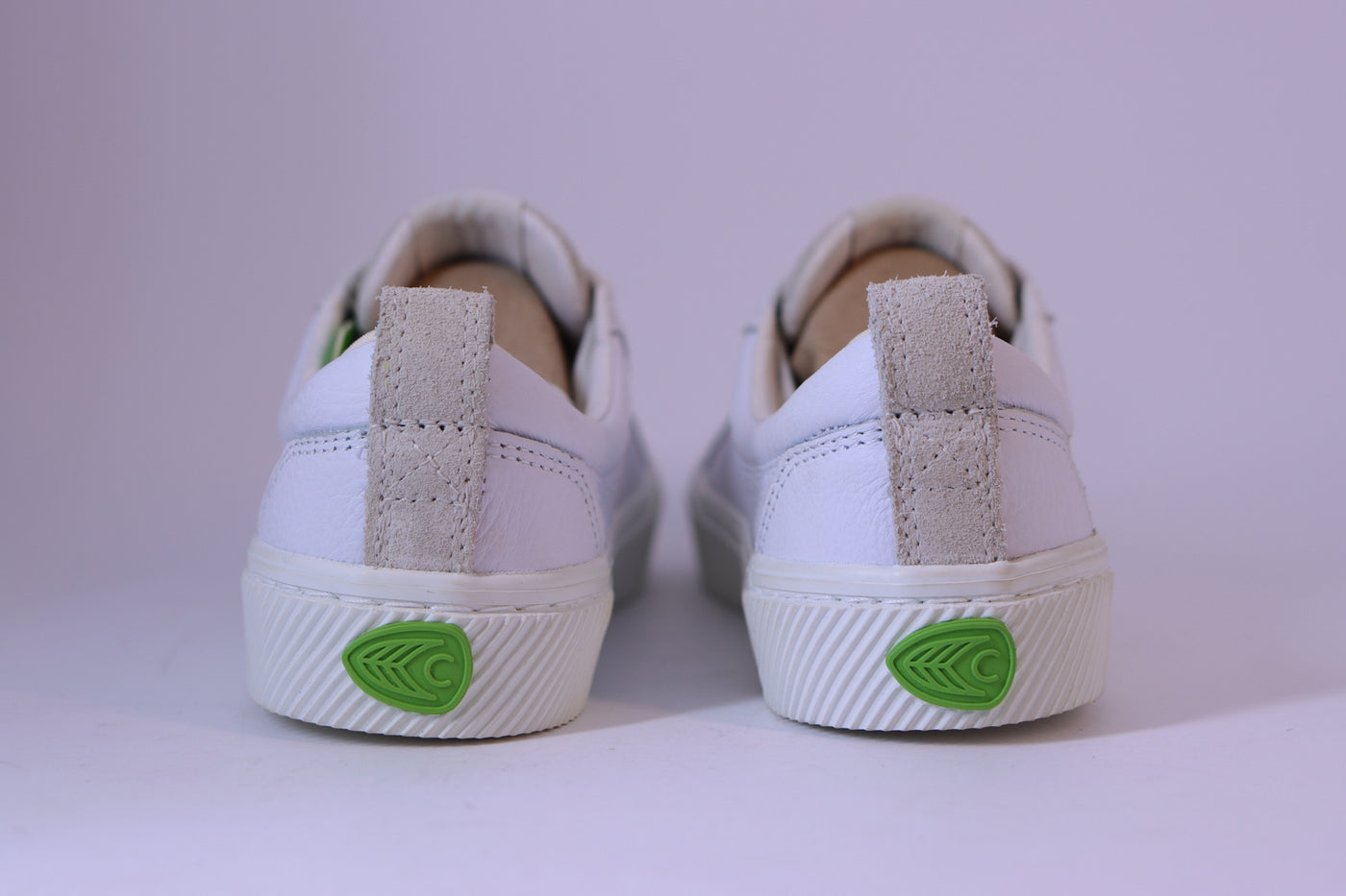 Tênis Feminino Cariuma Oca Low – White Grey Suede