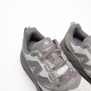 Tênis New Balance Fresh Foam x Hierro V9 Bege Claro / Cinza