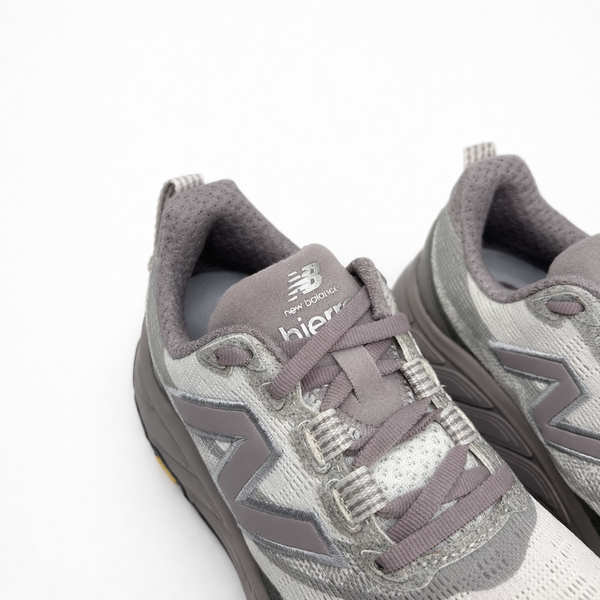 Tênis New Balance Fresh Foam x Hierro V9 Bege Claro / Cinza