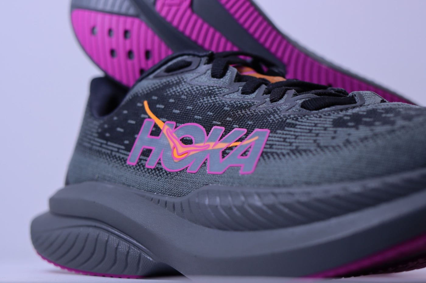 Tênis Hoka Mach 6 – Black / Flame / Fuchsia