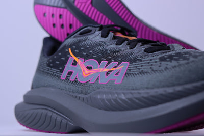 Tênis Hoka Mach 6 – Black / Flame / Fuchsia