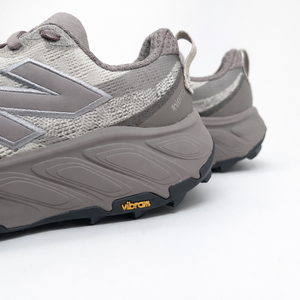 Tênis New Balance Fresh Foam x Hierro V9 Bege Claro / Cinza