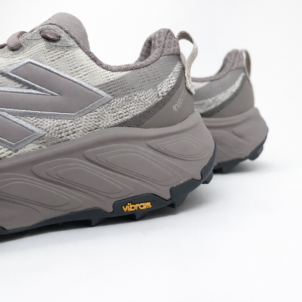 Tênis New Balance Fresh Foam x Hierro V9 Bege Claro / Cinza