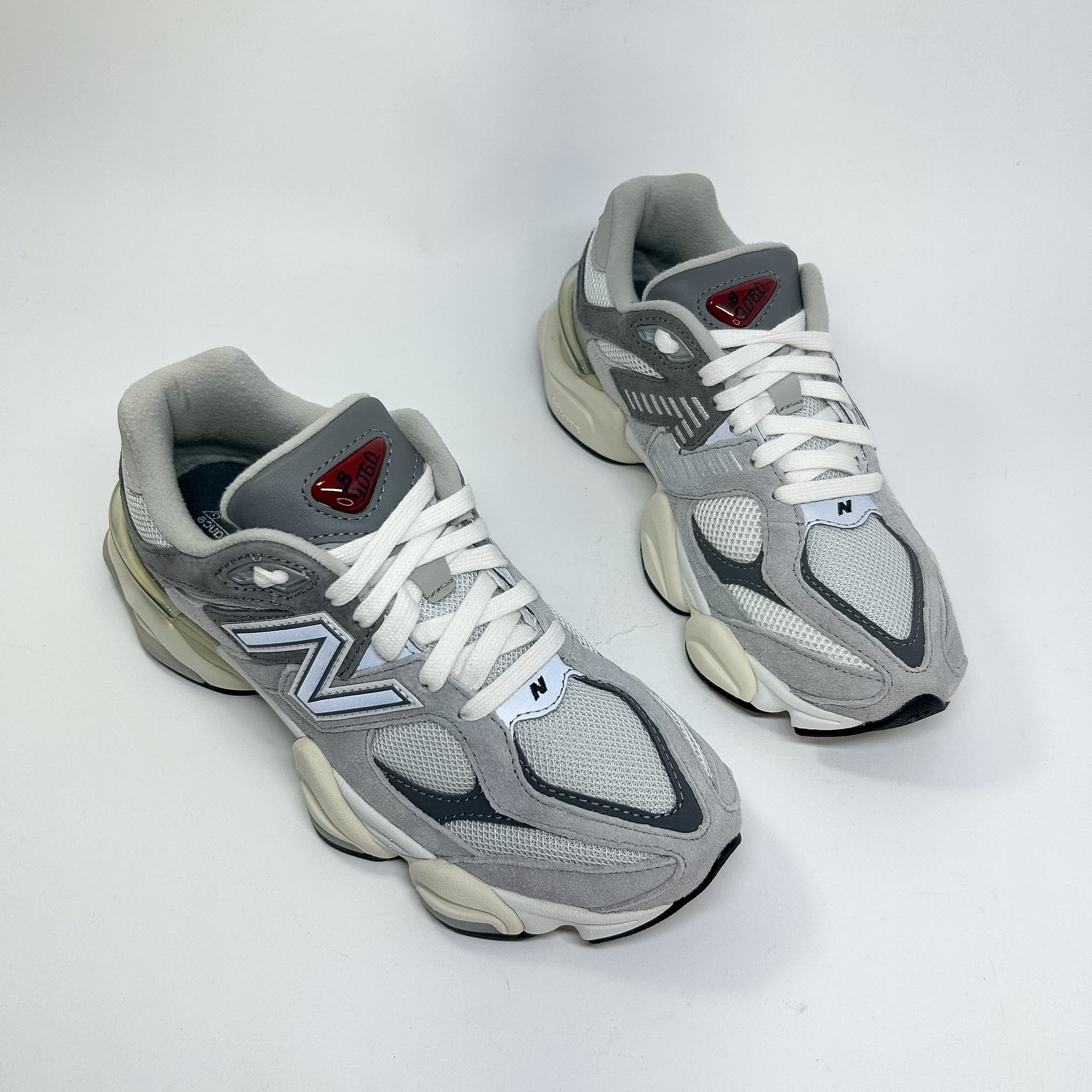 Tênis New Balance 9060 Cinza Castlerock