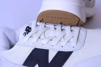 Tênis Feminino New Balance 370v1 Off White / Preto