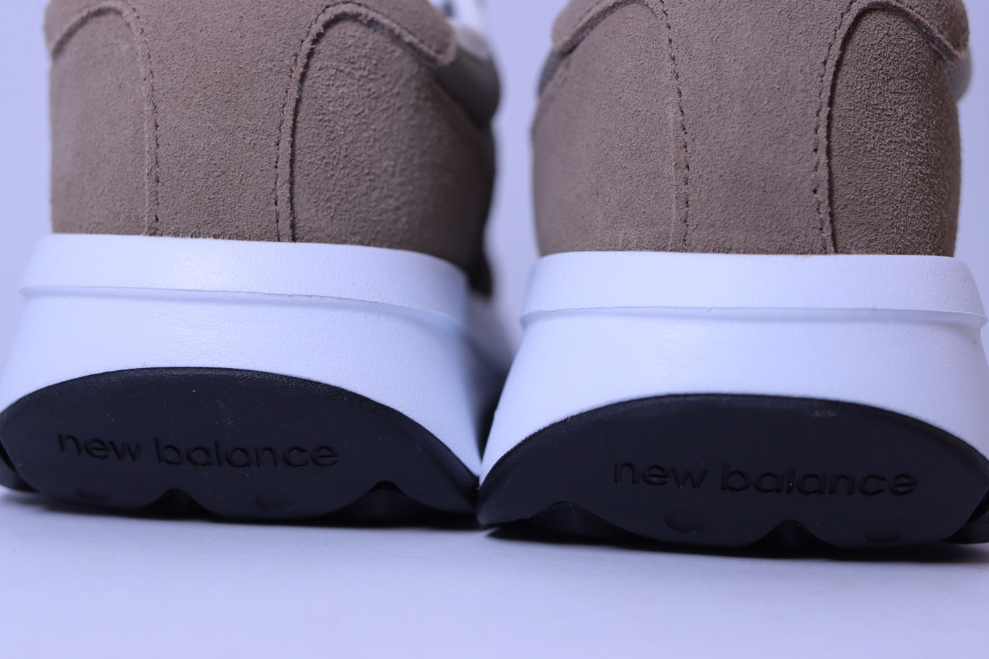 Tênis Feminino New Balance 370v1 Marrom / Taupe