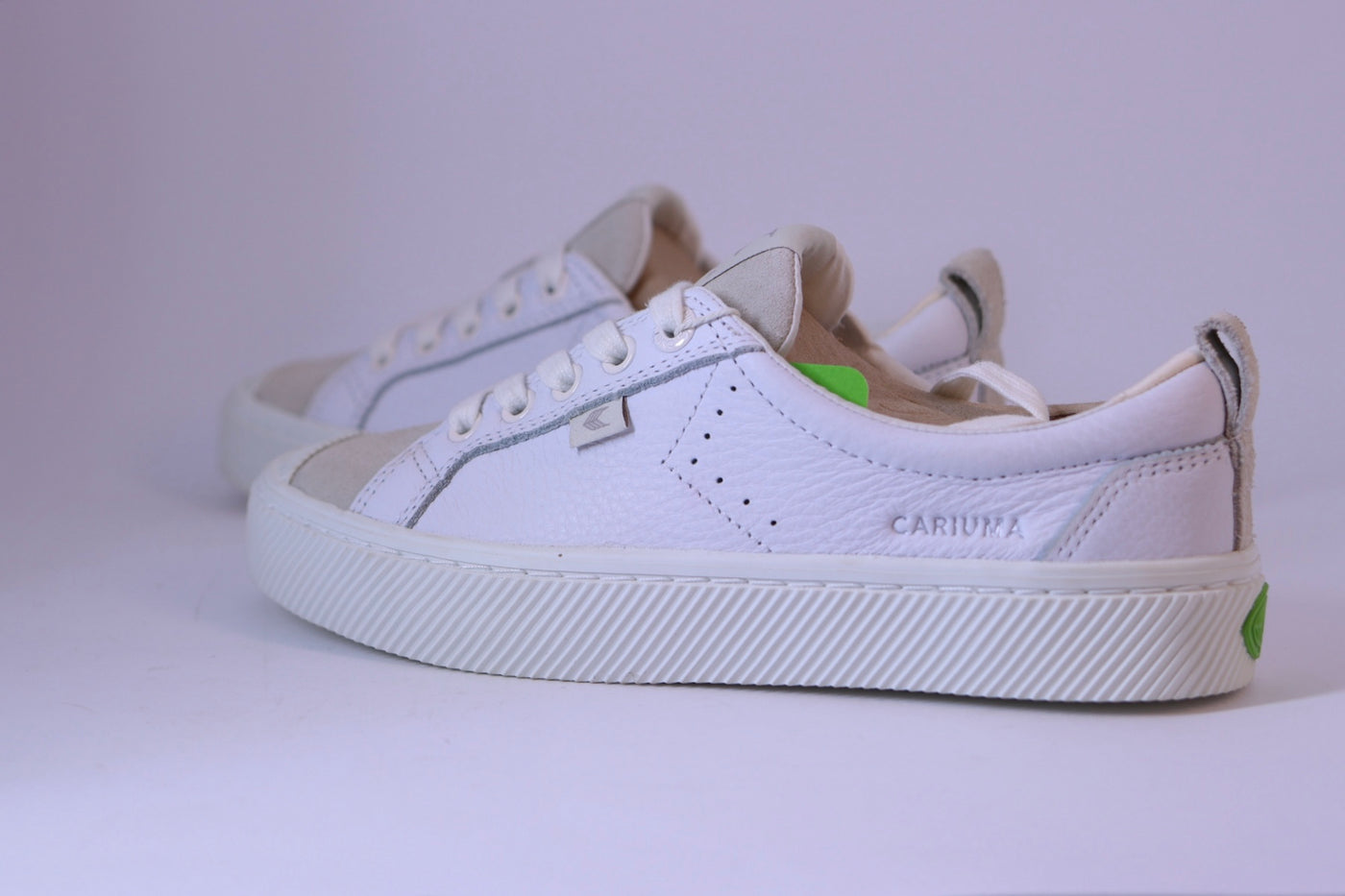 Tênis Feminino Cariuma Oca Low – White Grey Suede