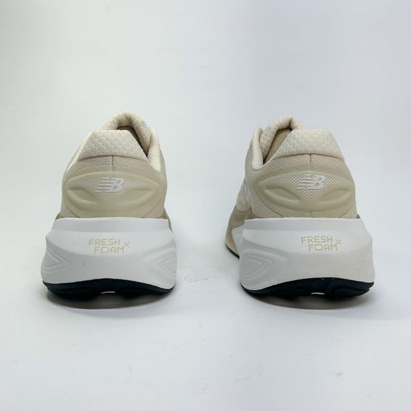 Tênis New Balance Fresh Foam x More V6 Bege Dourado
